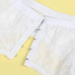 Pitsinen sukkanauhavyö ja stringit